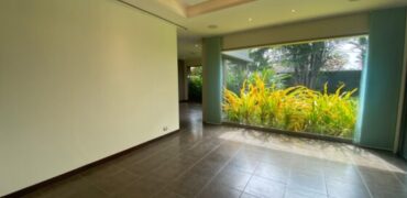 En Venta Casa con 4 Dorm. y Amplio Jardin en Puerto Azul