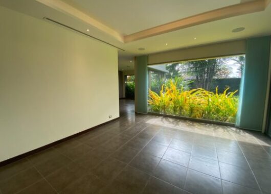 En Venta Casa con 4 Dorm. y Amplio Jardin en Puerto Azul