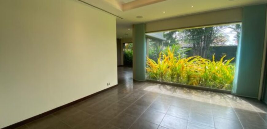 En Venta Casa con 4 Dorm. y Amplio Jardin en Puerto Azul
