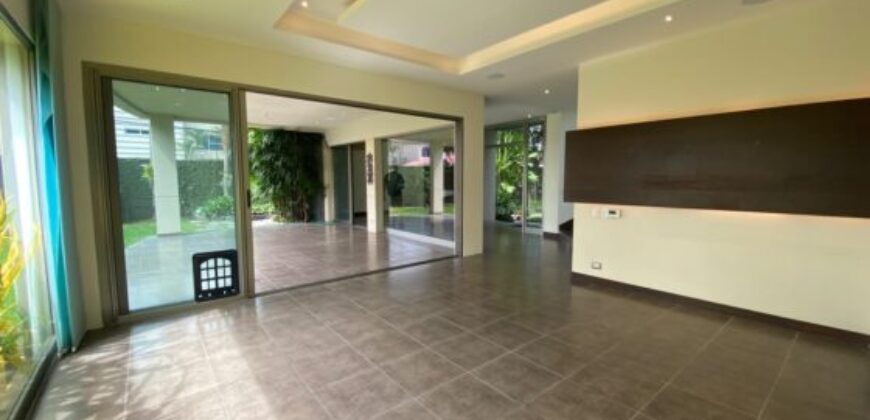En Venta Casa con 4 Dorm. y Amplio Jardin en Puerto Azul