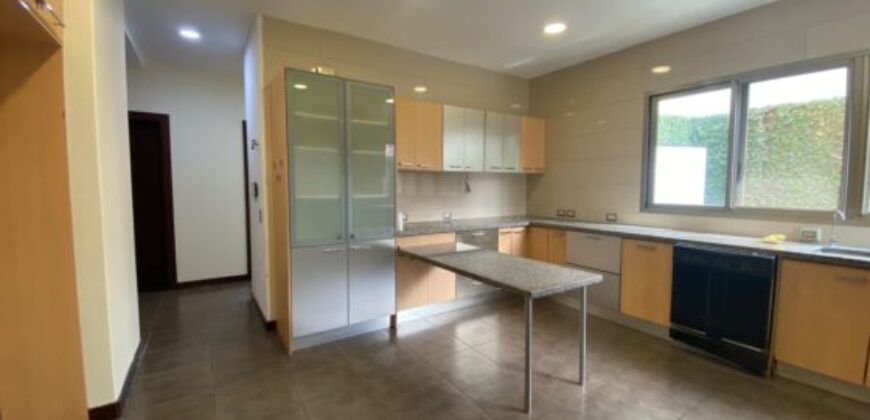 En Venta Casa con 4 Dorm. y Amplio Jardin en Puerto Azul