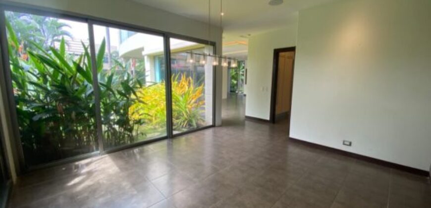 En Venta Casa con 4 Dorm. y Amplio Jardin en Puerto Azul