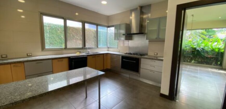 En Venta Casa con 4 Dorm. y Amplio Jardin en Puerto Azul