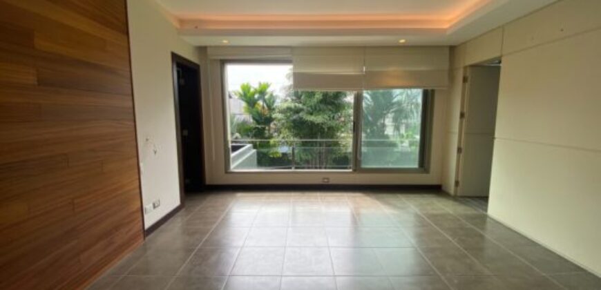 En Venta Casa con 4 Dorm. y Amplio Jardin en Puerto Azul