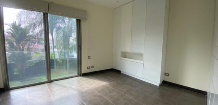 En Venta Casa con 4 Dorm. y Amplio Jardin en Puerto Azul