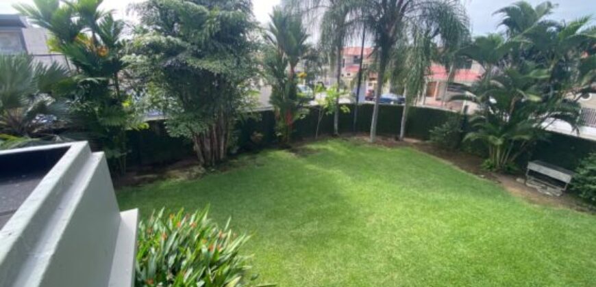 En Venta Casa con 4 Dorm. y Amplio Jardin en Puerto Azul