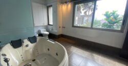 En Venta Casa con 4 Dorm. y Amplio Jardin en Puerto Azul