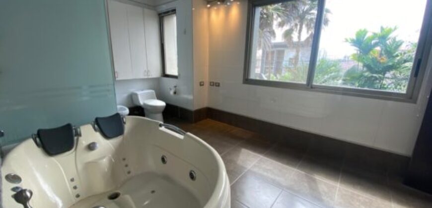 En Venta Casa con 4 Dorm. y Amplio Jardin en Puerto Azul