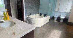 En Venta Casa con 4 Dorm. y Amplio Jardin en Puerto Azul