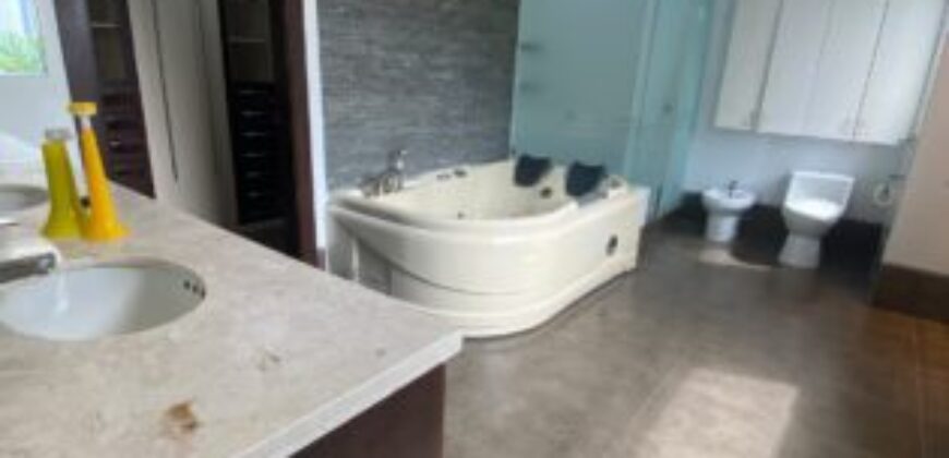 En Venta Casa con 4 Dorm. y Amplio Jardin en Puerto Azul