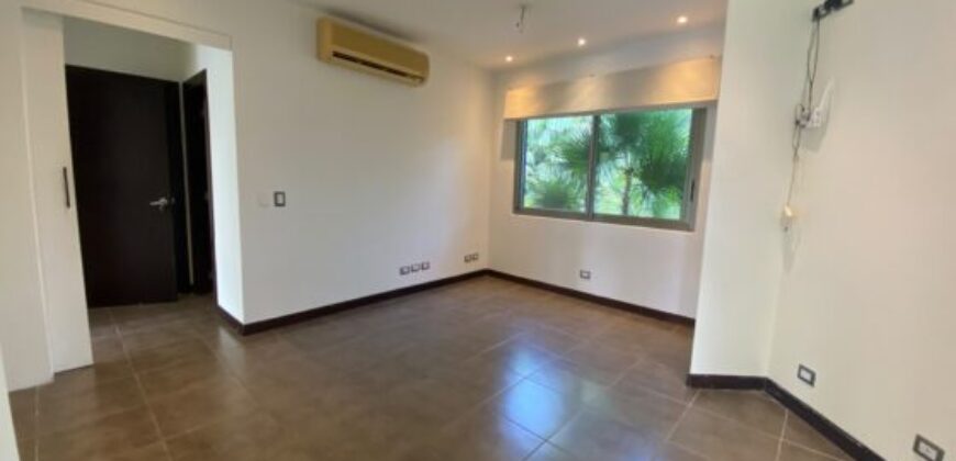 En Venta Casa con 4 Dorm. y Amplio Jardin en Puerto Azul