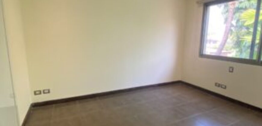 En Venta Casa con 4 Dorm. y Amplio Jardin en Puerto Azul
