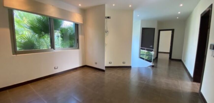 En Venta Casa con 4 Dorm. y Amplio Jardin en Puerto Azul