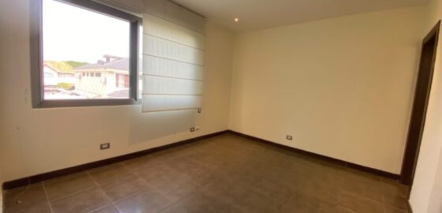 En Venta Casa con 4 Dorm. y Amplio Jardin en Puerto Azul