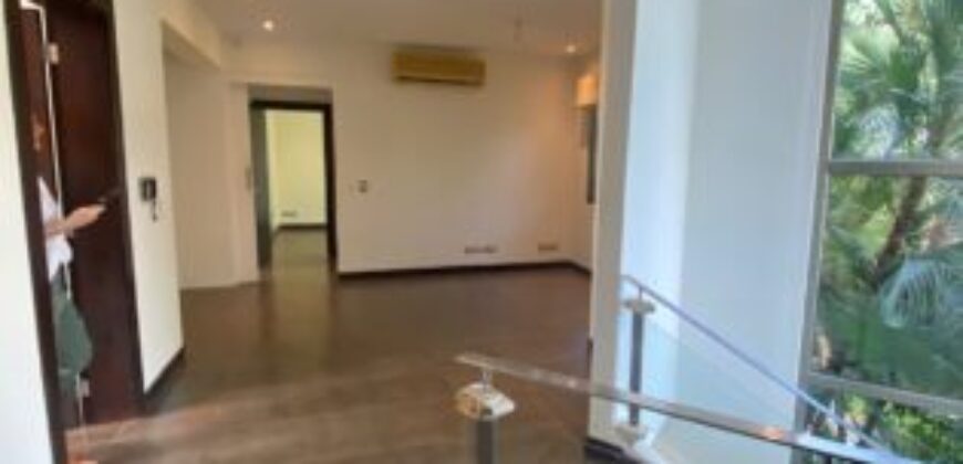 En Venta Casa con 4 Dorm. y Amplio Jardin en Puerto Azul
