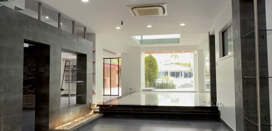 En Venta Preciosa Casa de 4 dormitorios al Lago en Isla Mocoli