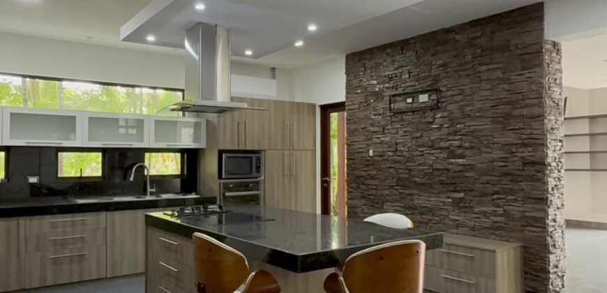 En Venta Preciosa Casa de 4 dormitorios al Lago en Isla Mocoli
