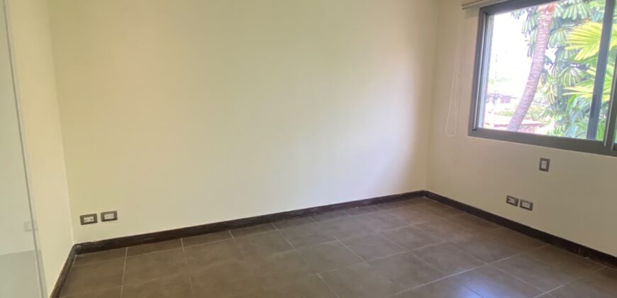 En Venta Casa con 4 Dorm. y Amplio Jardin en Puerto Azul