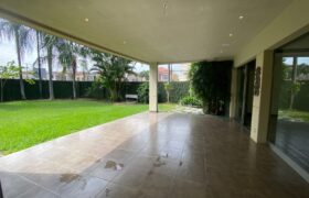 En Venta Casa con 4 Dorm. y Amplio Jardin en Puerto Azul