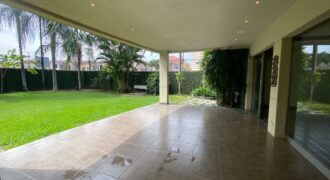 En Venta Casa con 4 Dorm. y Amplio Jardin en Puerto Azul
