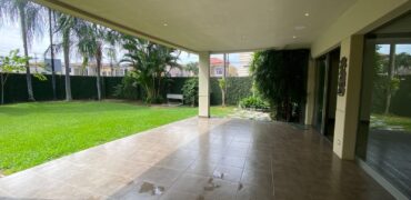 En Venta Casa con 4 Dorm. y Amplio Jardin en Puerto Azul