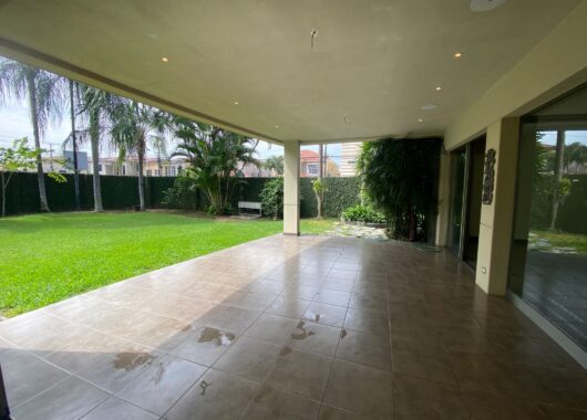 En Venta Casa con 4 Dorm. y Amplio Jardin en Puerto Azul