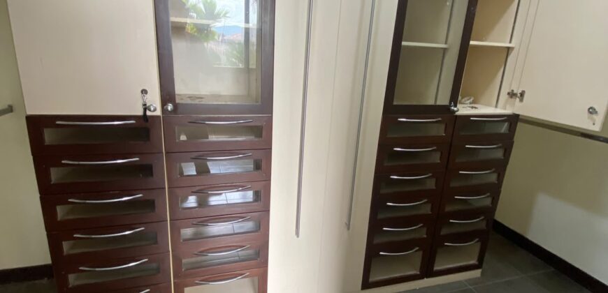 En Venta Casa con 4 Dorm. y Amplio Jardin en Puerto Azul