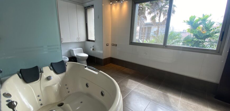 En Venta Casa con 4 Dorm. y Amplio Jardin en Puerto Azul