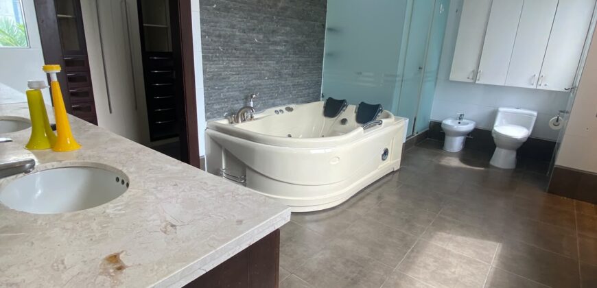 En Venta Casa con 4 Dorm. y Amplio Jardin en Puerto Azul